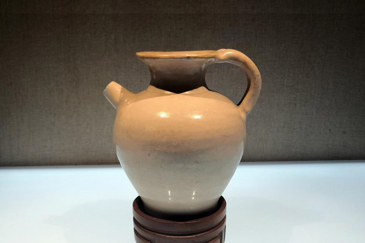 中国古代瓷器珍宝唐代白釉执壶
